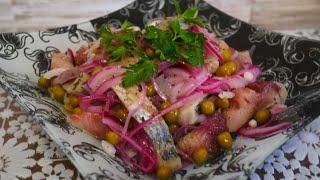 Салат ГОСТИ НА ПОРОГЕ с селедкой. Быстрый рецепт салата на праздничный стол