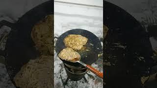 Уличная еда Сочи Лазаревское на армянском садже идёт приготовление мясных отбивных
