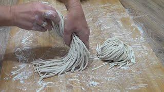 Китайская щелочная лапша ручной работы (碱水面条, Jiǎn shuǐ miàntiáo). Китайская кухня.