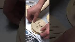 Формовка слойки с яблоком. Как открыть пекарню. Денис Машков. #shorts