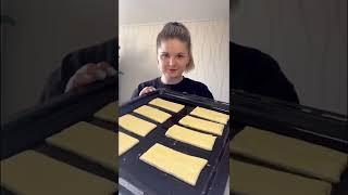 Слойки с шоколадной пастой и бананом???? БЫСТРЫЙ РЕЦЕПТ К ЧАЮ! #shorts