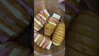 Картошка-гармошка с грудинкой и сыром - эффектное блюдо