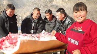 【陕北霞姐】霞姐家s年猪，400多斤大土猪8个壮汉收拾了半天，炖满满一大锅鲜猪肉，猛香了！