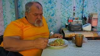 Приготовил замечательные блюда и теперь завтракаю за обеденным столом