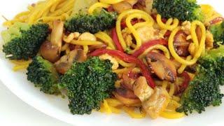 Макароны с курицей и овощами.