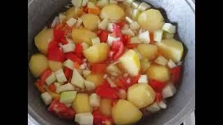 Постный стол.Обед без масла.Горохо- вермишелевый суп,картошка тушёная с овощами ,салат с заправкой.