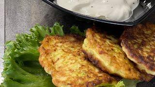 Оладьи из Кабачков рецепт. Кабачковые оладьи подаём со сметаной.