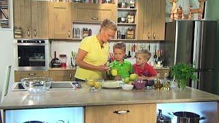 Пирожное с яблоками. Салат из  авокадо с тунцом