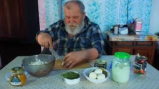 Готовлю белковый салатик из десятка яиц на завтрак и рассказываю интересные истории из деревни