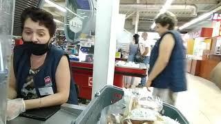 ПРОДАВЕЦ МАГАЗИНА ЭКО МАРКЕТ НЕСЁТ ДИЧЬ