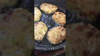 Вкусно, аж со сковородки хватают! #сытноетв #рецепты #вкуснаяеда #закуска #котлеты #простыерецепты