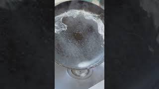 유통기한 지난 우유를 후라이팬에 붓고 끓여 봤더니..