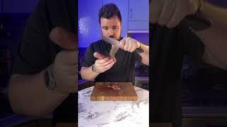 Снял шкуру, чтобы приготовить этот салат