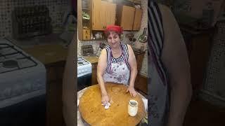 Готовлю салат шуба, майонез, чебуреки, французский суп, отбивная курица с пюре